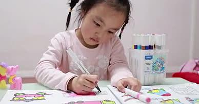 实拍儿童认真写作业涂颜色视频的预览图